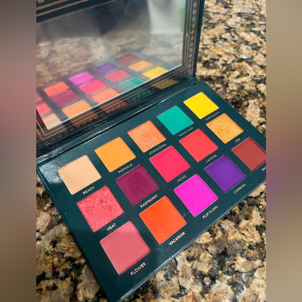 ACE BEAUTE Nostalgia eyeshadow palette
